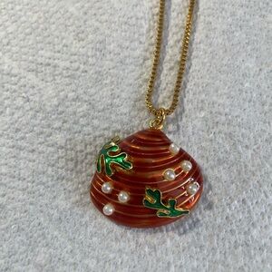 Elegant Gold and Green Shell Pendant Necklace